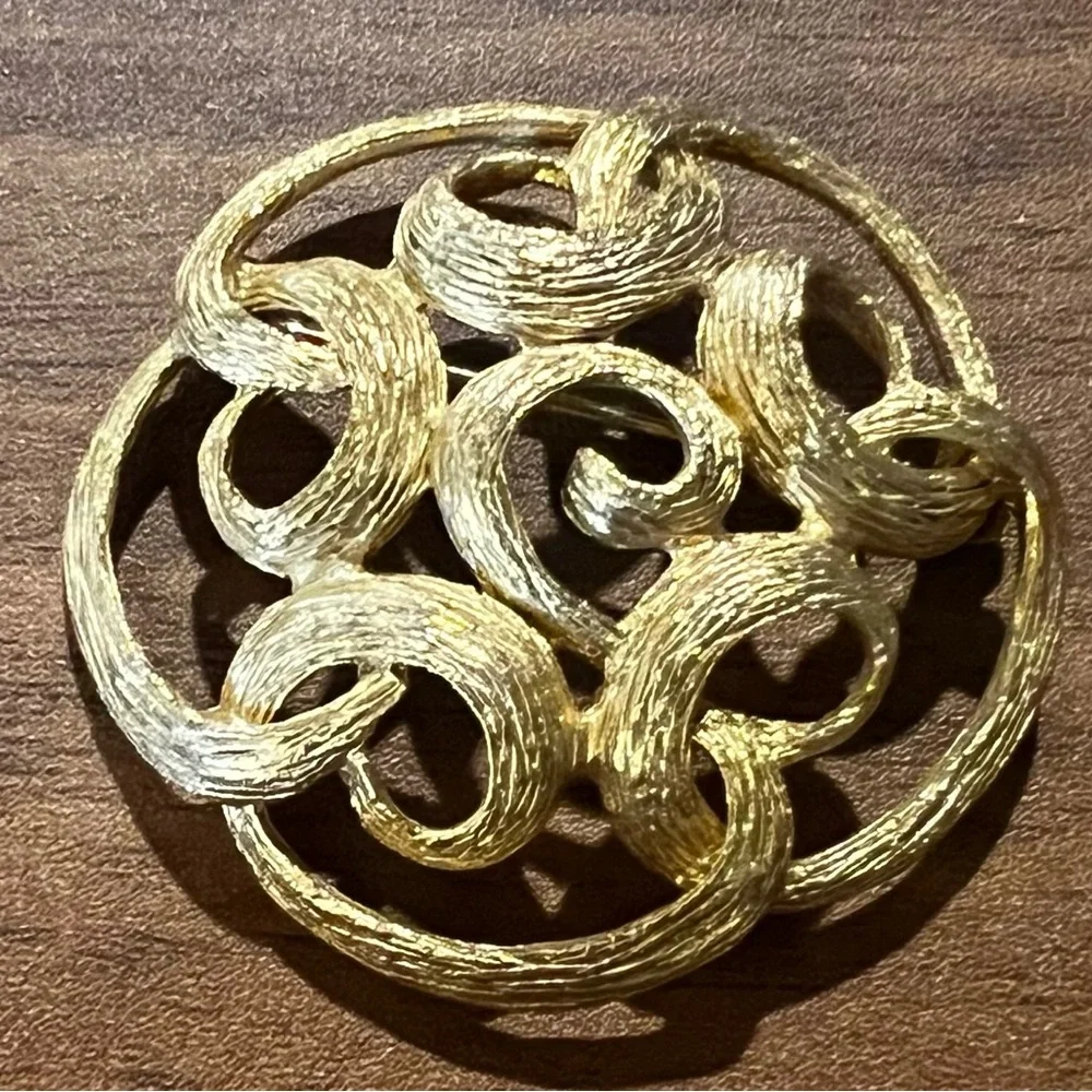 Vtg Sarah Coventry Scroll Circle Brooch Ladies Lapel Pin Brushed Gold Tone Round